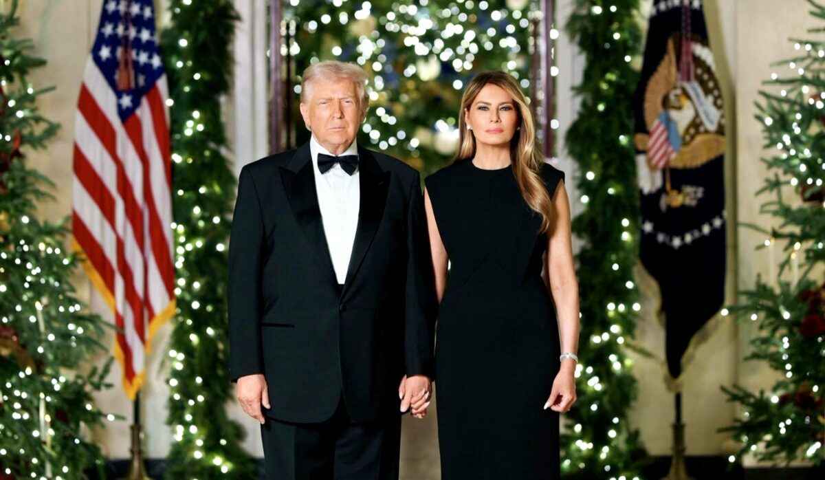 Трамп разослал странную рождественскую открытку — «Идут на похороны»