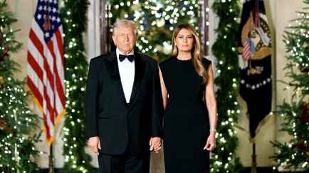 Трамп разослал странную рождественскую открытку — «Идут на похороны»