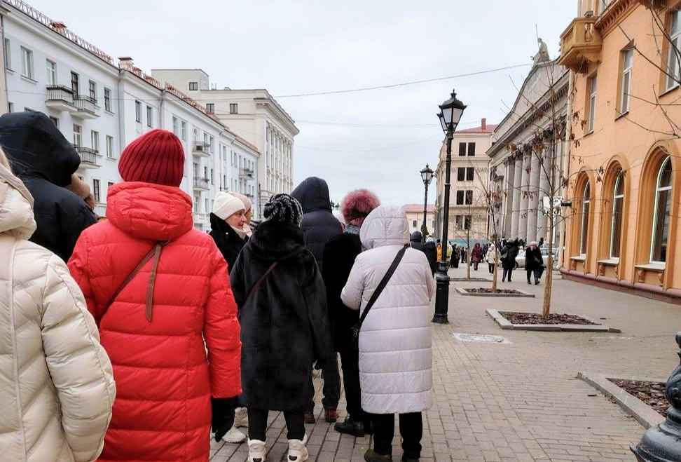 Минчане выстроились в очереди. Кое-где даже устроили «голодные игры».