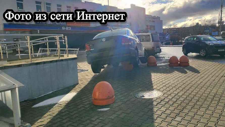 В Минске женщина припарковала машину «в воздухе»