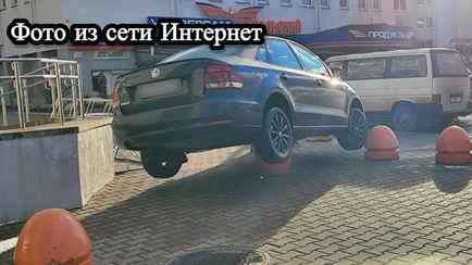 В Минске женщина припарковала машину «в воздухе»