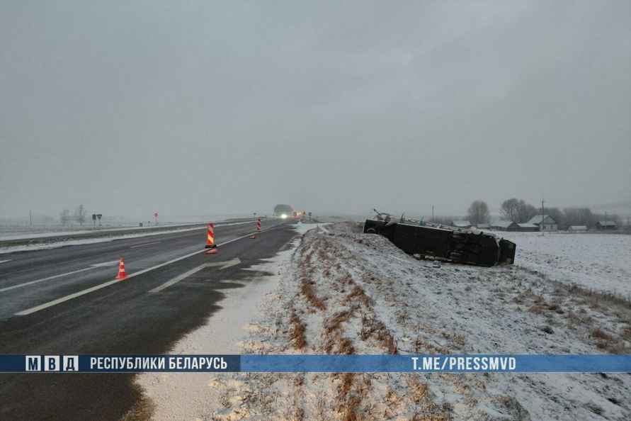 Под Толочином перевернулся международный автобус. Есть пострадавшие и жертва