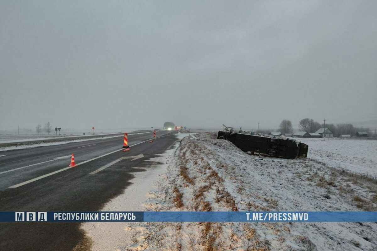 Под Толочином перевернулся международный автобус. Есть пострадавшие и жертва