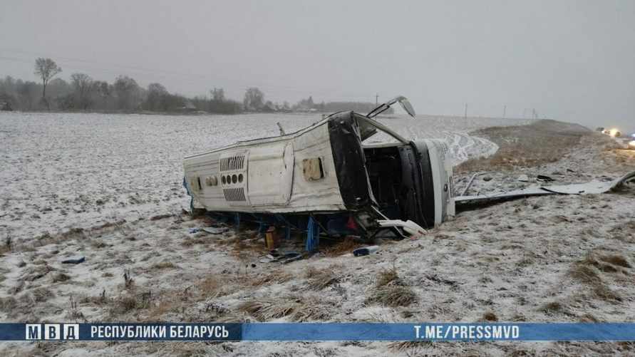 Под Толочином перевернулся международный автобус. Есть пострадавшие и жертва