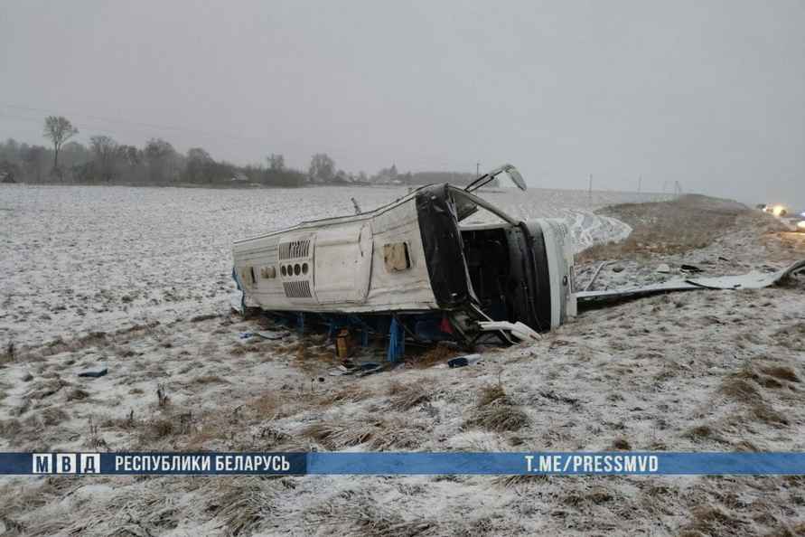 Под Толочином перевернулся международный автобус. Есть пострадавшие и жертва