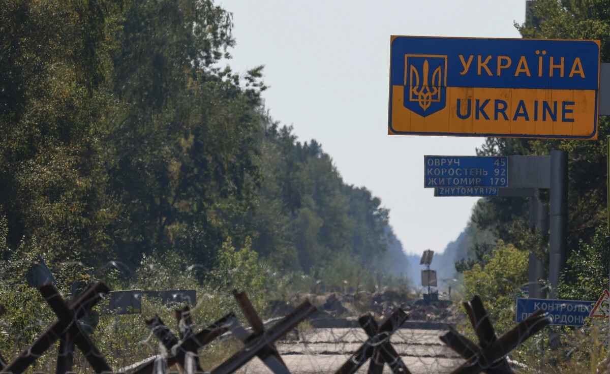 Зеленский пригрозил Беларуси "ответом"  и обвинил в помощи России в наведении БПЛА