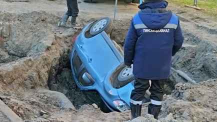 В Пинске машина провалилась в не огороженную яму. Наказали и водителя