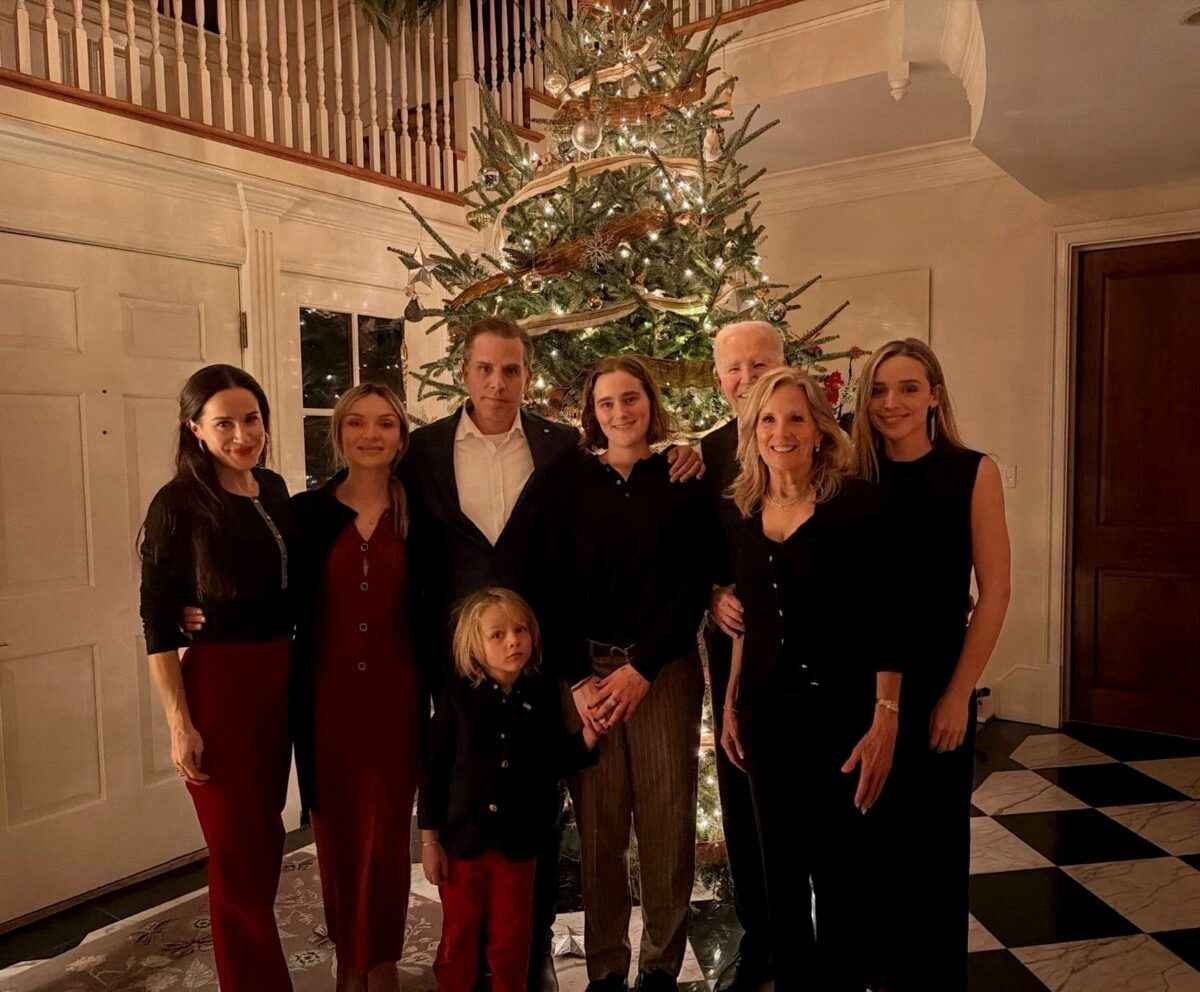 Байден поздравил подписчиков с Рождеством своим фото. Но у пользователей возникли вопросы