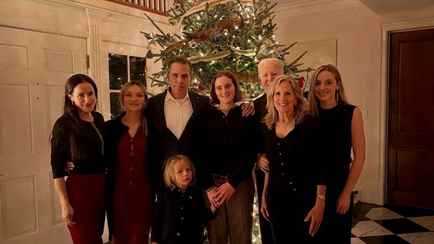 Байден поздравил подписчиков с Рождеством своим фото. Но у пользователей возникли вопросы