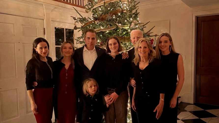 Байден поздравил подписчиков с Рождеством своим фото. Но у пользователей возникли вопросы