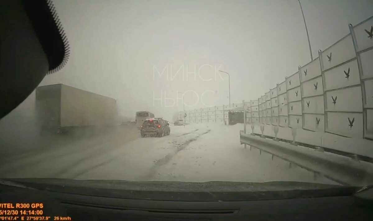 Появилось видео фуры, протаранившей легковушки под Минском