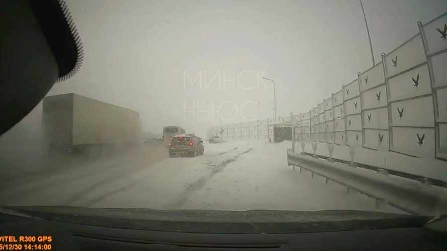 Появилось видео фуры, протаранившей легковушки под Минском