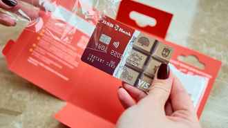 В Беларуси начали продавать банковские карты прямо в магазине