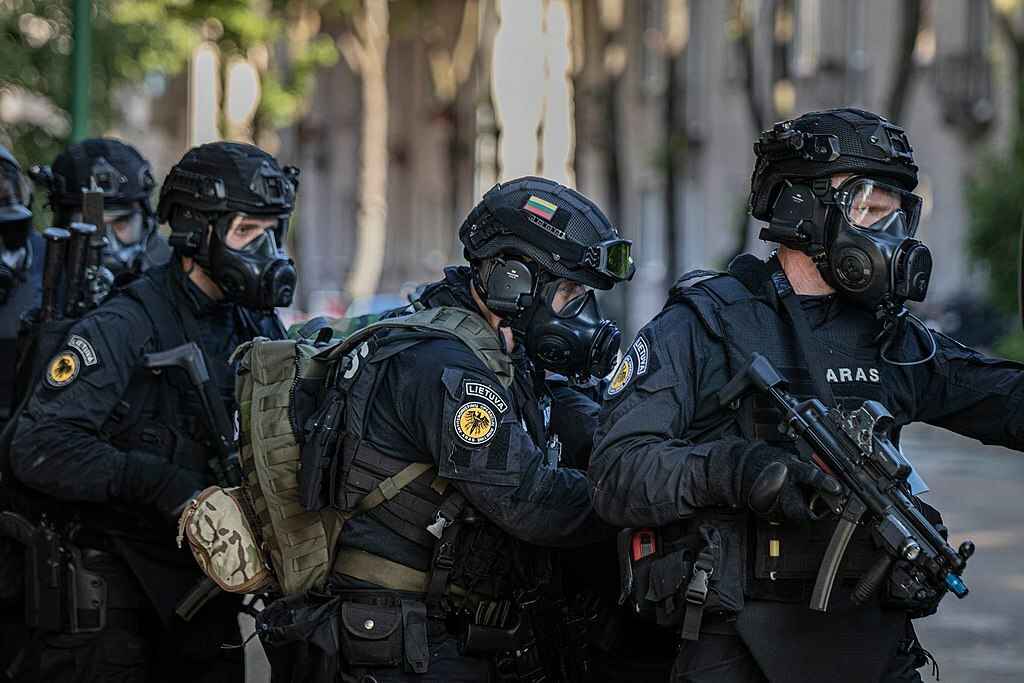 Правительство Литвы готовится объявить чрезвычайное положение. Что это значит?