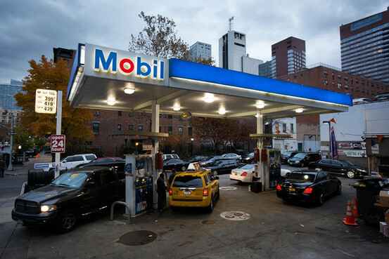 Цена на бензин в США упала даже ниже, чем в Беларуси и России. Как объяснили?