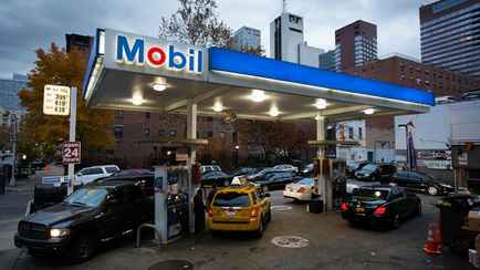 Цена на бензин в США упала даже ниже, чем в Беларуси и России. Как объяснили?