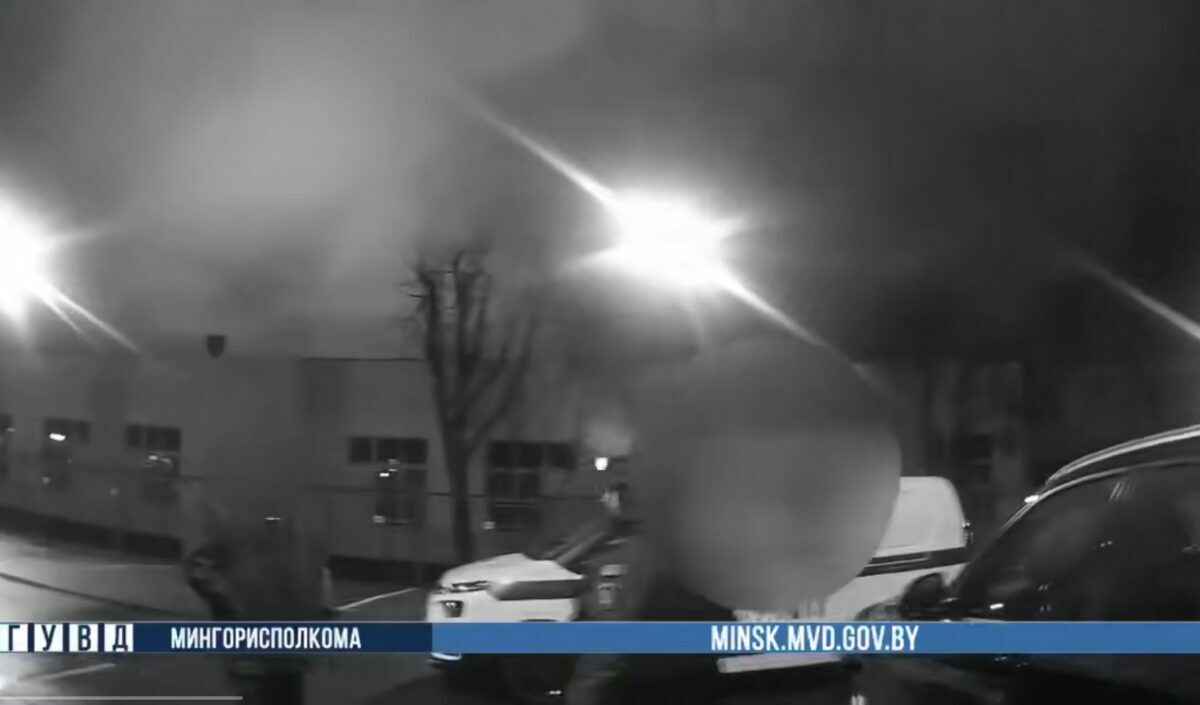 «Скучно было»: в Минске подросток разбил окно BMW, залез внутрь и уснул