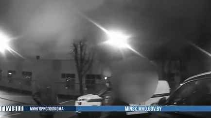 «Скучно было»: в Минске подросток разбил окно BMW, залез внутрь и уснул