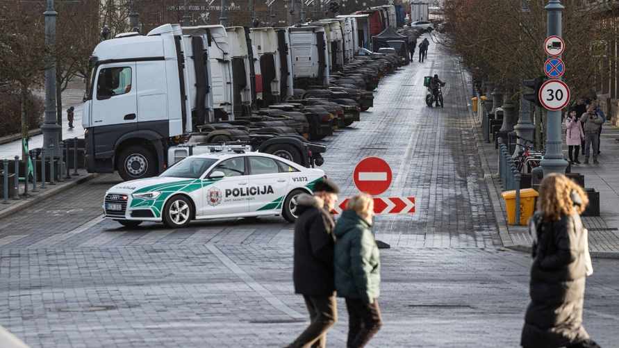Литовские перевозчики рассорились из-за конфликта Вильнюса и Минска - "Несовместимы с ценностями"