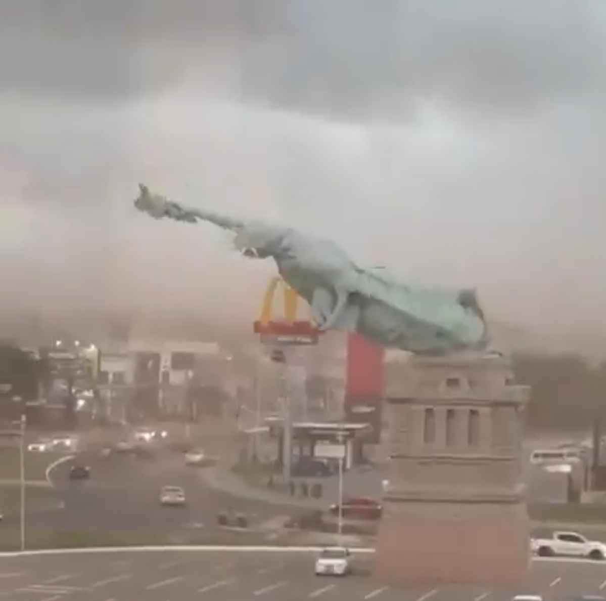 Статую Свободы снесло ураганом. Но есть нюанс