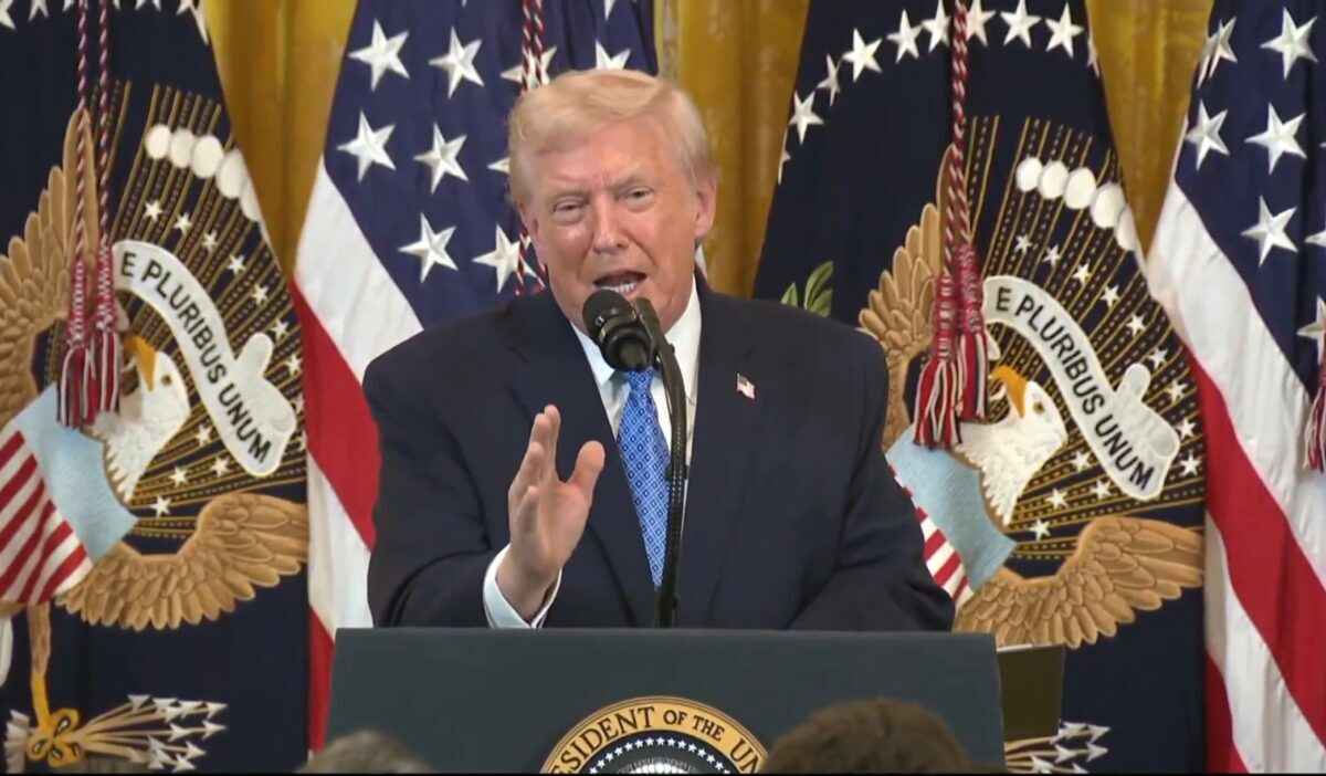 Трамп сделал срочное обращение к нации. Никто не понял, зачем