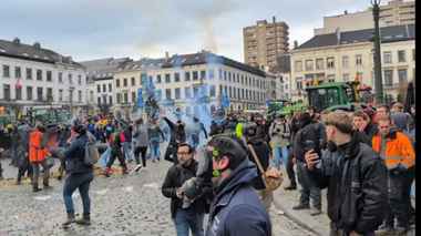 Фермеры забросали картошкой полицию во время протестов на фоне саммита ЕС