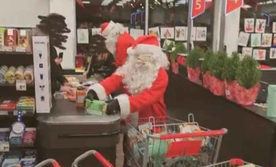 Банда Санта-Клаусов и эльфов ограбила продуктовый магазин