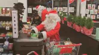Банда Санта-Клаусов и эльфов ограбила продуктовый магазин