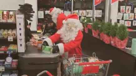Банда Санта-Клаусов и эльфов ограбила продуктовый магазин
