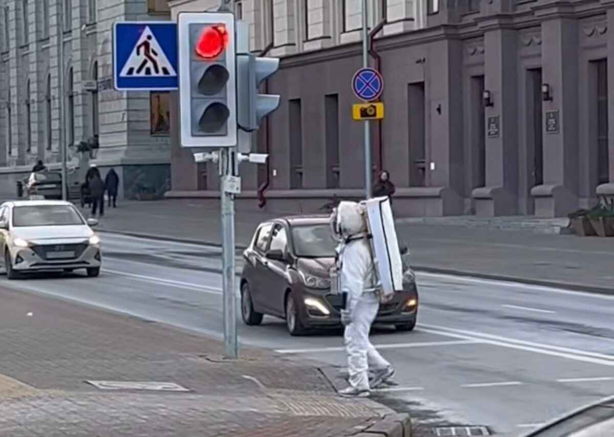 "И не говорите, что не видели": На улицах Минска заметили космонавта в скафандре