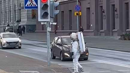 «И не говорите, что не видели»: На улицах Минска заметили космонавта в скафандре