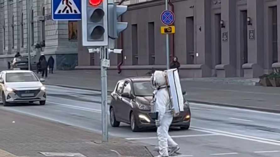"И не говорите, что не видели": На улицах Минска заметили космонавта в скафандре