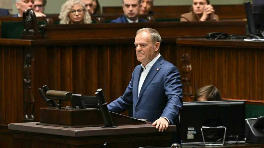 "Потерял дар речи" - В Польше премьер провел секретное заседание Сейма. При чем тут Беларусь?