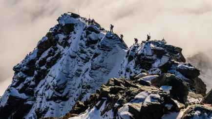 Альпинист оставил свою девушку замерзать на вершине горы. А затем написал ей душераздирающее письмо в соцсетях