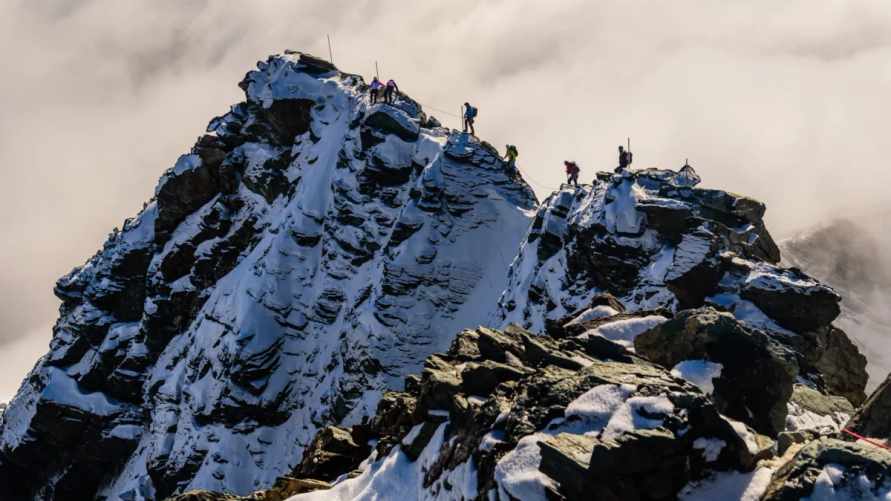 Альпинист оставил свою девушку замерзать на вершине горы. А затем написал ей душераздирающее письмо в соцсетях