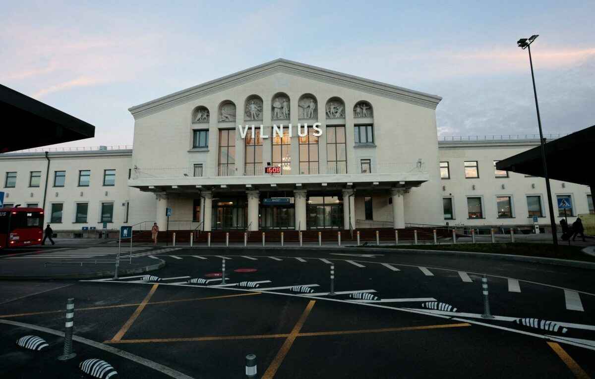 Аэропорт в Вильнюсе снова закрыли из-за воздушных шаров из Беларуси
