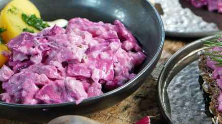 Не только «под шубой». Этот салат с селёдкой легко сделать и он быстро исчезает со стола