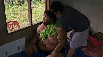 16-летний парень перестал выходить из дома из-за 180 кг веса