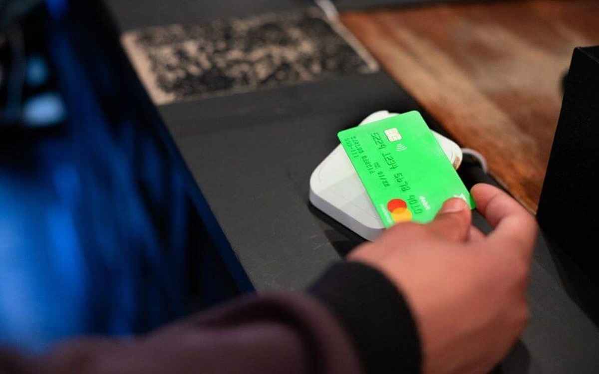 The payment service Wise has begun blocking the cards of Belarusians working abroad. Who will have them unblocked?