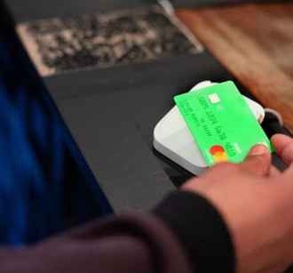 The payment service Wise has begun blocking the cards of Belarusians working abroad. Who will have them unblocked?