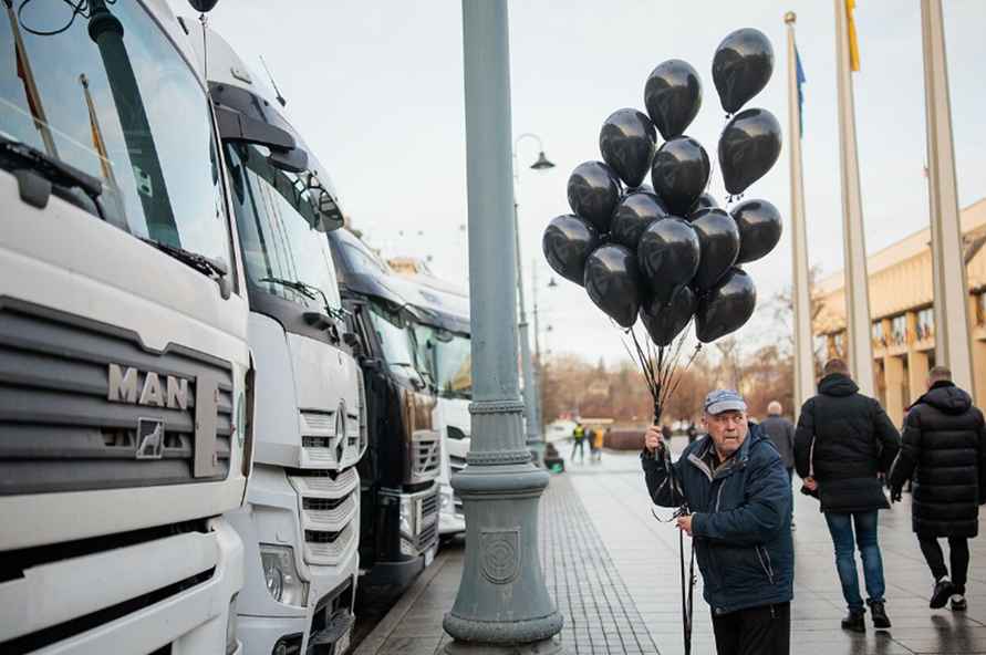 Водители устроили протест в Вильнюсе из-за застрявших грузовиков в Беларуси