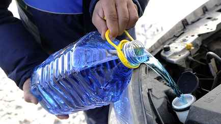 Минздрав запретил продавать российскую незамерзайку с метанолом в 570 раз выше нормы