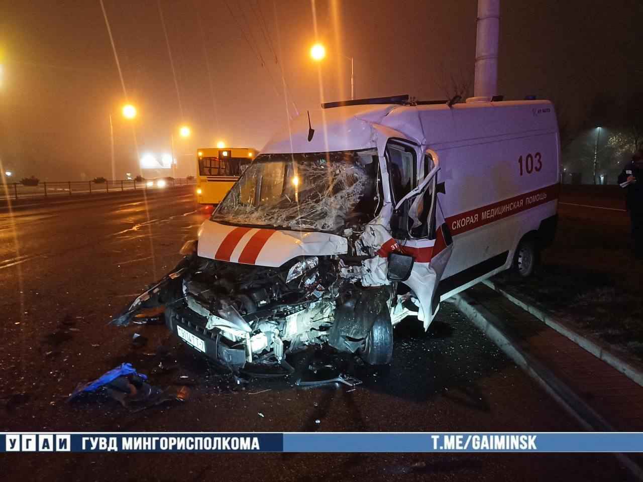 В Минске «скорая» врезалась в пассажирский автобус - трое пострадавших
