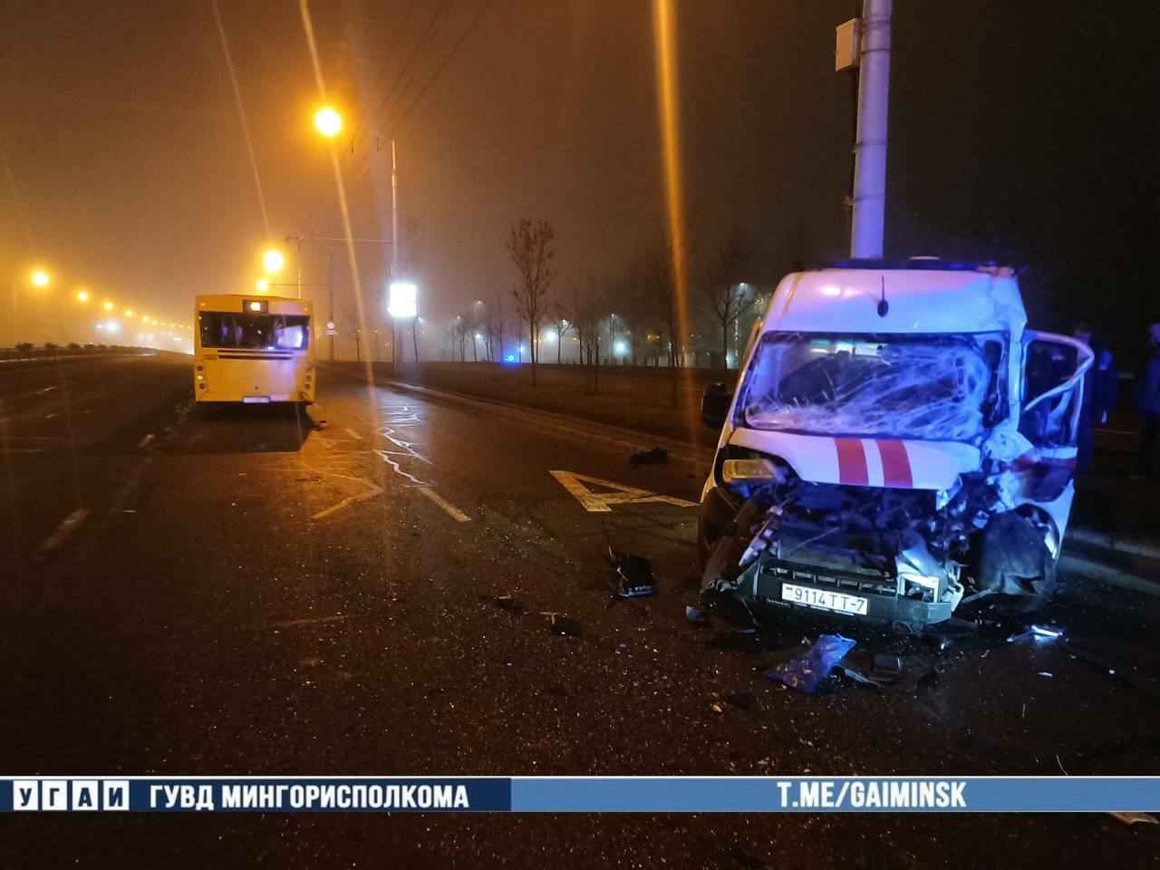 В Минске «скорая» врезалась в пассажирский автобус - трое пострадавших