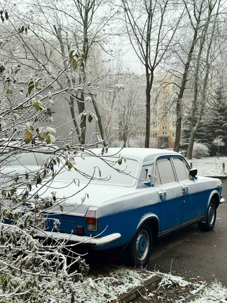 В Минске целую улицу накрыло «антропогенным» снегом