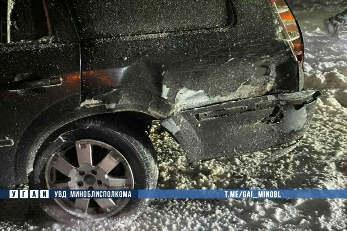 В снежном ДТП под Червенем пострадали 9 авто