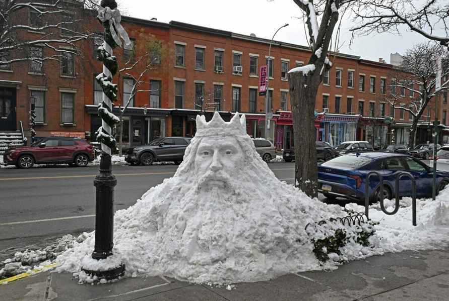 Белорусский скульптор возвел в Нью-Йорке снежного Миндовга. Но жители решили, что это Посейдон или Аквамен