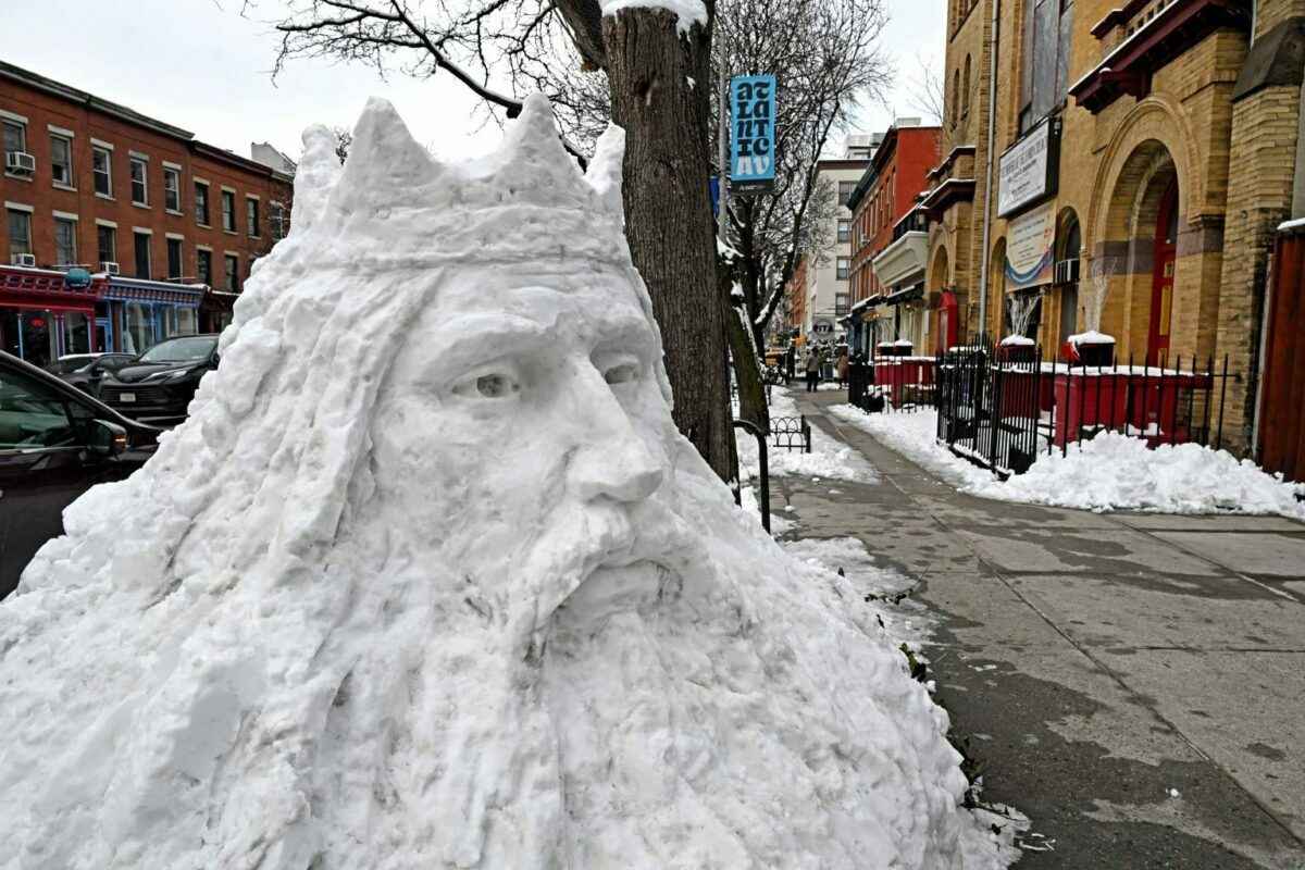 Белорусский скульптор возвел в Нью-Йорке снежного Миндовга. Но жители решили, что это Посейдон или Аквамен