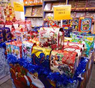 Эпидемиологи посоветовали белорусам искать знак бокала на детских новогодних подарках