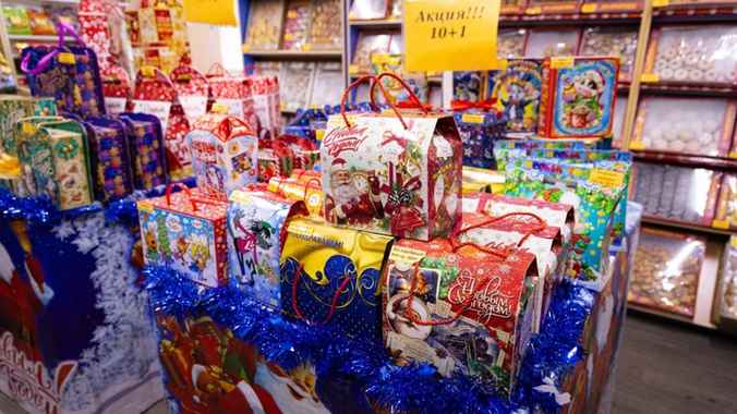 Эпидемиологи посоветовали белорусам искать знак бокала на детских новогодних подарках